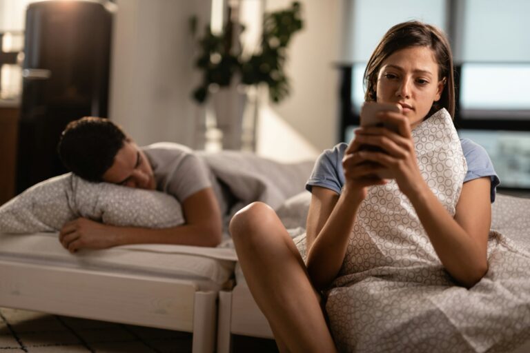 Infidélité féminine : les raisons méconnues qui poussent de plus en plus de femmes à tromper leur partenaire